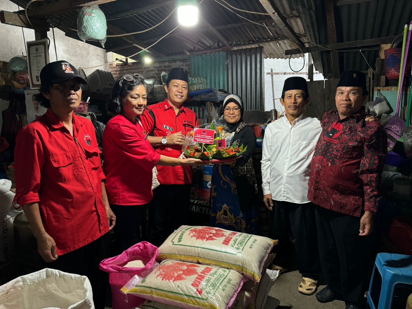 Banteng Tana Toraja Solid Dukung Megawati Kembali Jadi Ketum PDIP 2 Banteng Tana Toraja Solid Dukung Megawati Kembali Jadi Ketum PDIP