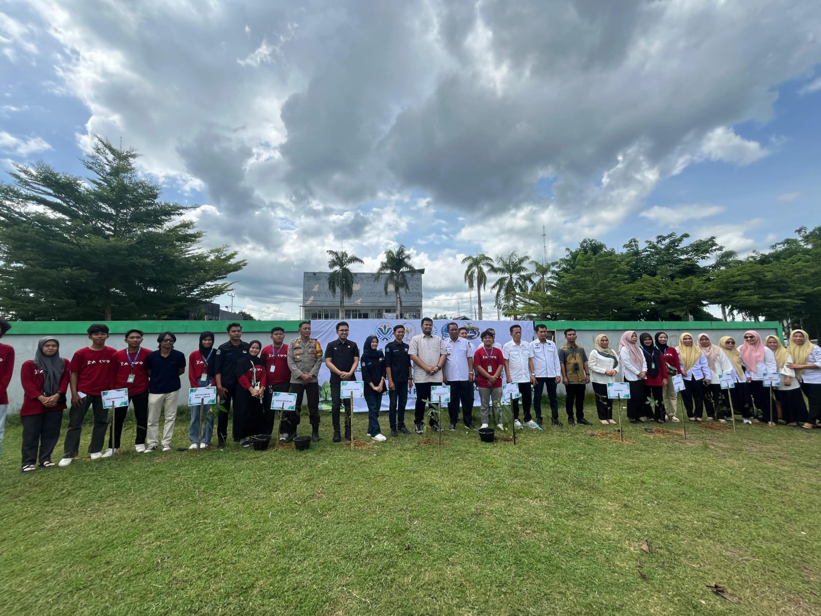 IKMB Unhas Bersama Andi Amar Sulaiman Tanam 300 Pohon untuk Revitalisasi Lingkungan di Bone