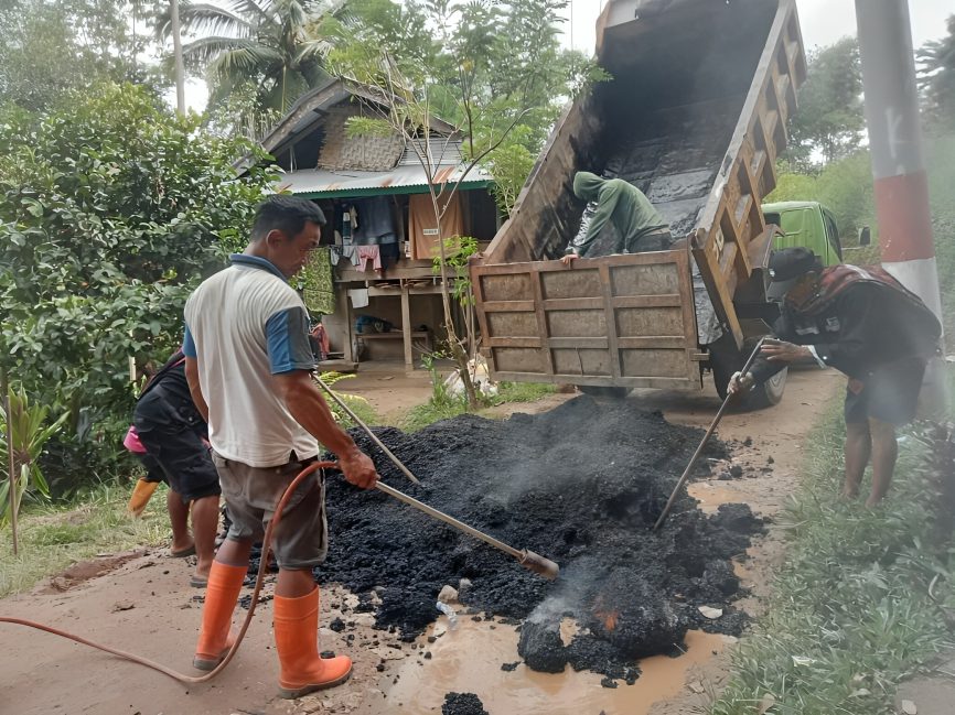 Warga Manfaatkan Aspal Dingin Proyek Jalan Poros Bokin untuk Perbaikan Jalan Rusak