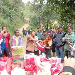 Dinsos Toraja Utara Salurkan Bantuan untuk Korban Tanah Longsor di Buntu Pepasan