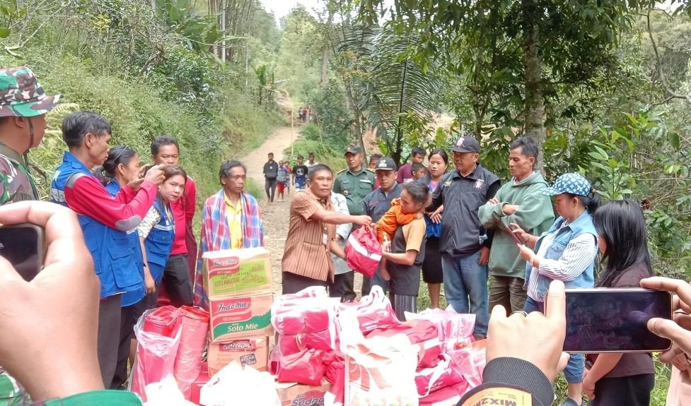Dinsos Toraja Utara Salurkan Bantuan untuk Korban Tanah Longsor di Buntu Pepasan