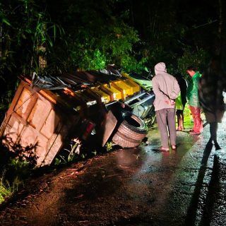 Truk Bermuatan Aspal Milik PT. Gangking Terperosok di Bokin Toraja Utara