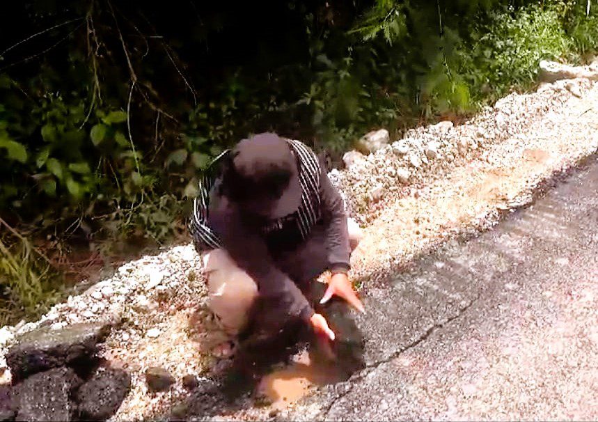 Proyek Pengaspalan Bokin Toraja Utara Diduga Asal Jadi, Warga Bongkar Aspal Pakai Tangan