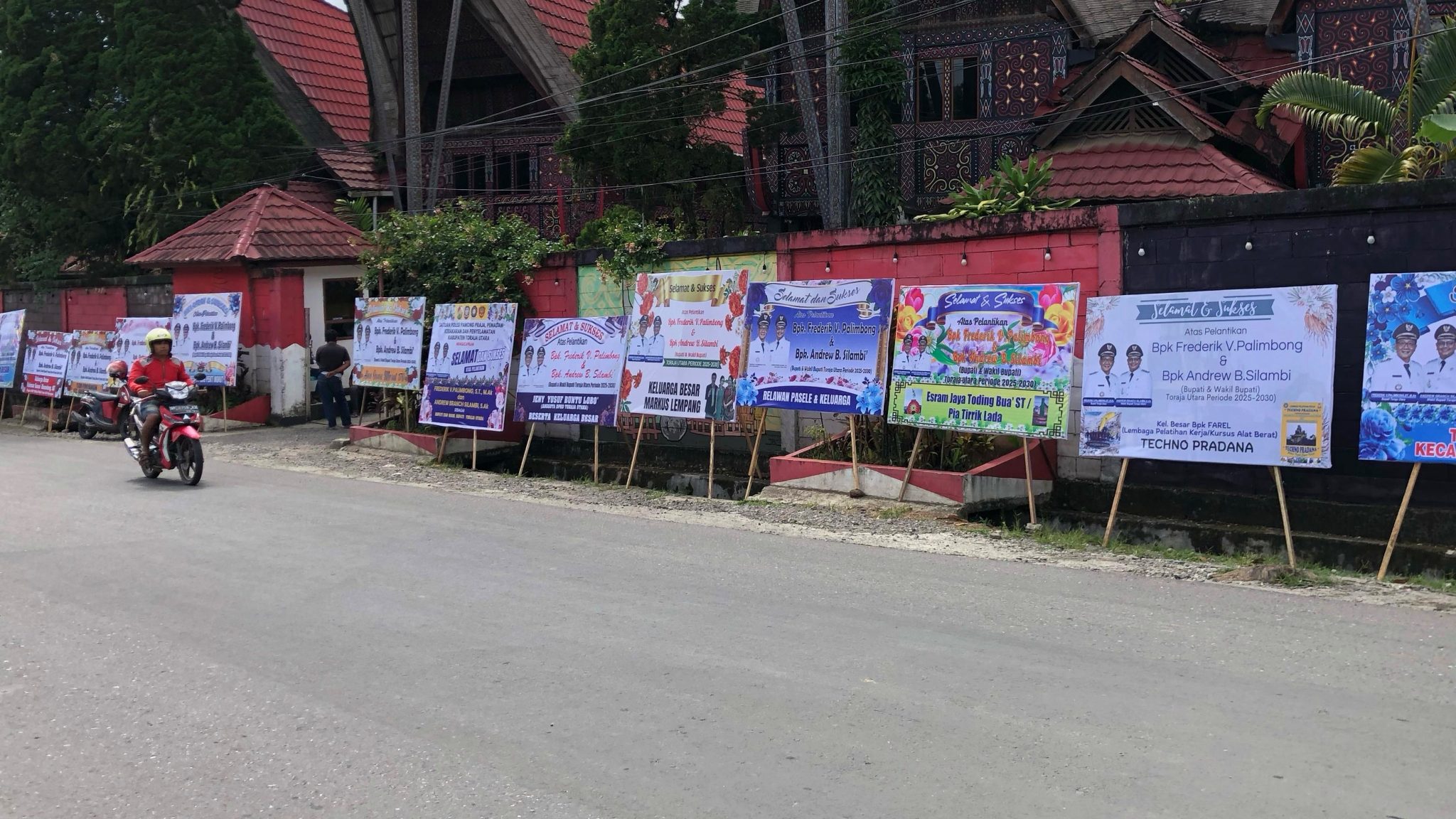 Jelang Pelantikan 481 Kepala Daerah, Rujab Dedy Palimbong Dipenuhi Karangan Bunga