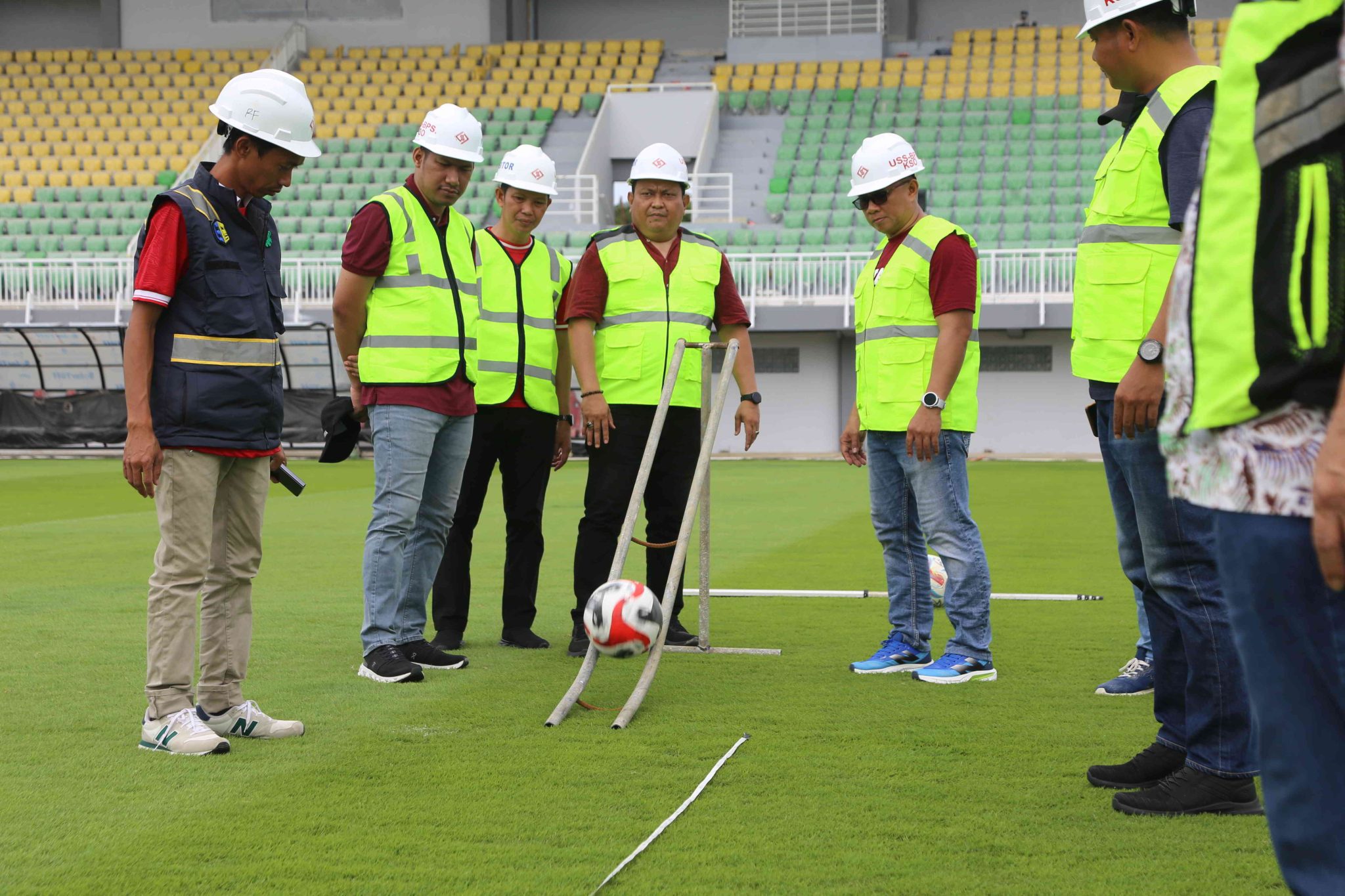 Asprov PSSI Sulsel Uji Kelayakan Rumput Stadion BJ Habibie Parepare
