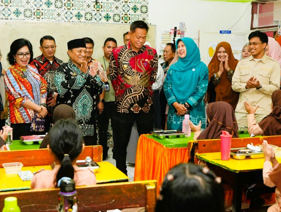 Prof. Fadjry Djufry Apresiasi Antusiasme Siswa dalam Program Makan Bergizi Gratis di Makassar
