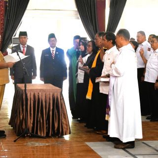 Bupati Theofilus Lantik Ratusan Pejabat di Akhir Masa Jabatan