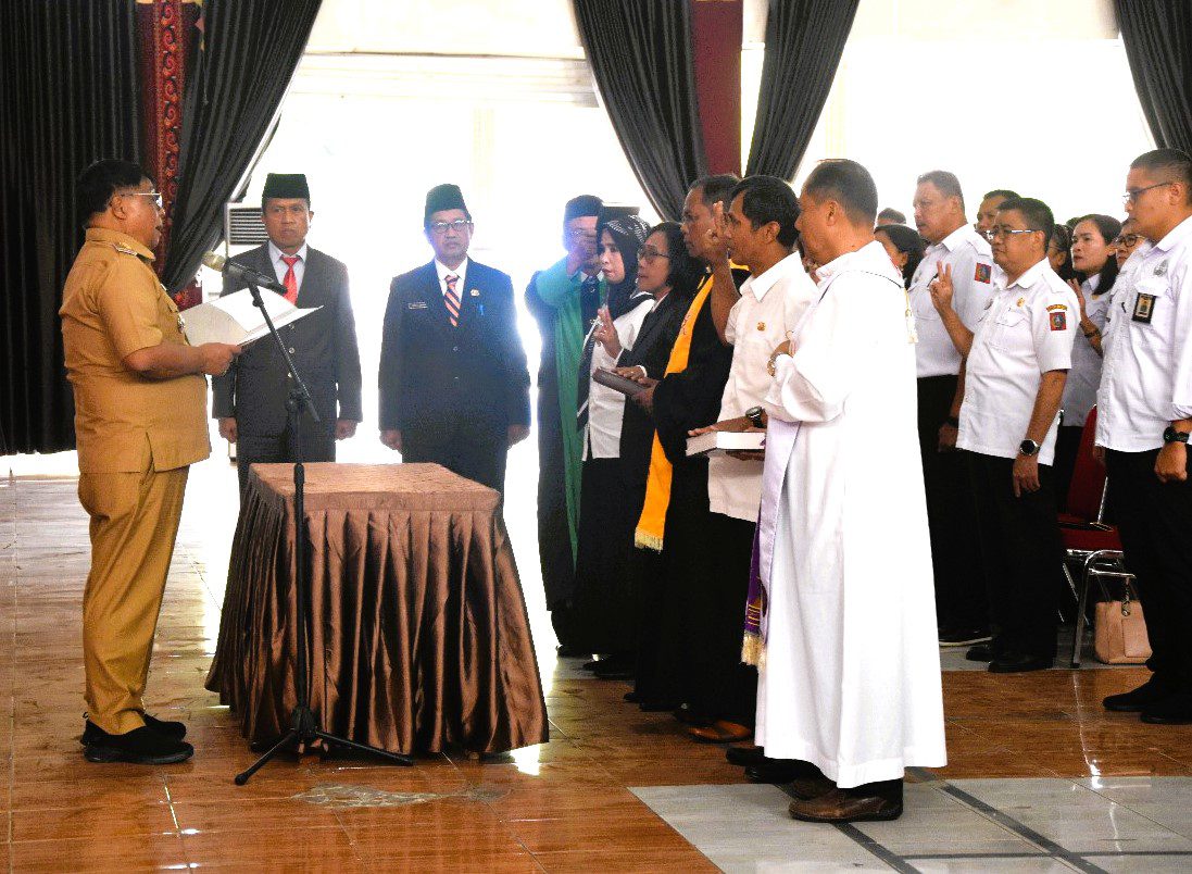 Bupati Theofilus Lantik Ratusan Pejabat di Akhir Masa Jabatan