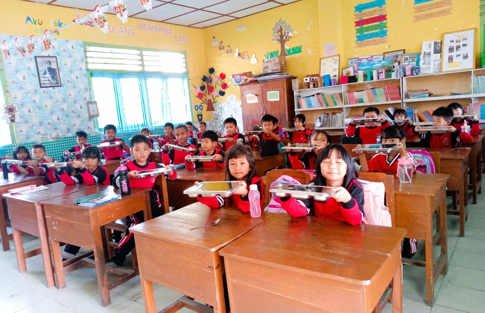 Siswa SMPN 2 dan SDN 3 Rantepao Mulai Nikmati Program Makan Bergizi Gratis 2 Siswa SMPN 2 dan SDN 3 Rantepao Mulai Nikmati Program Makan Bergizi Gratis