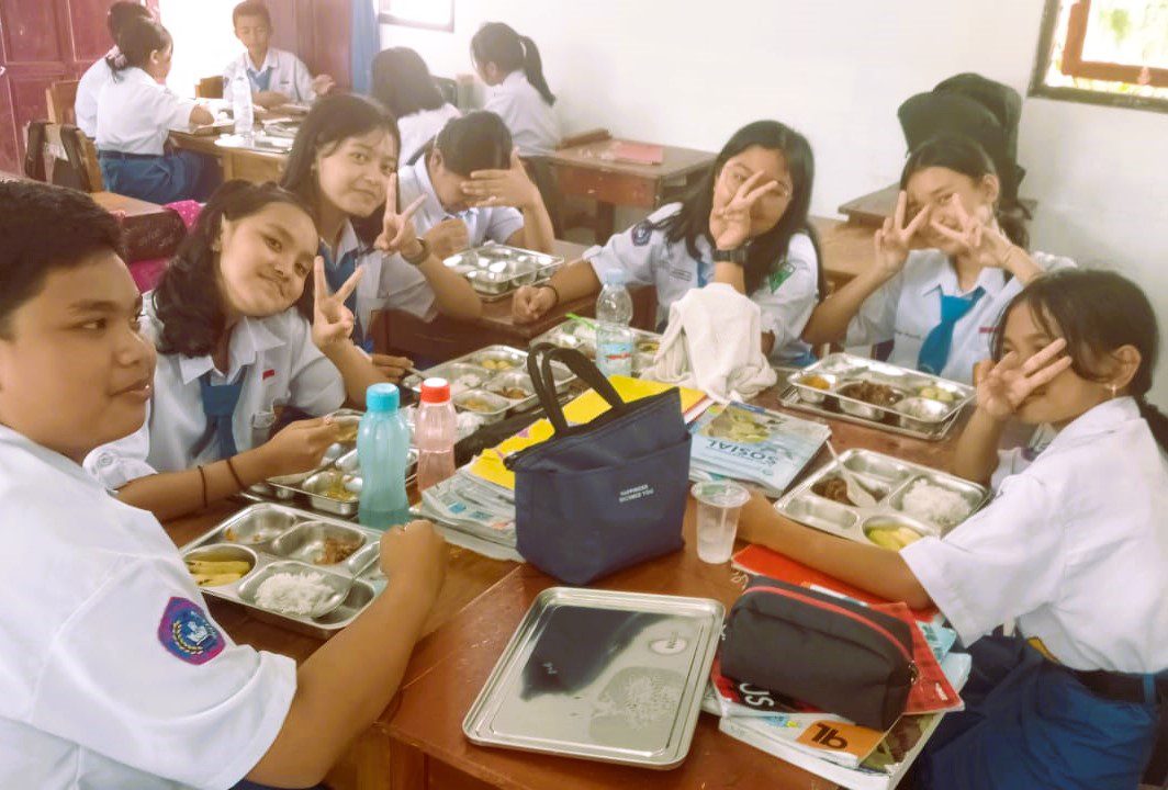 Siswa SMPN 2 dan SDN 3 Rantepao Mulai Nikmati Program Makan Bergizi Gratis