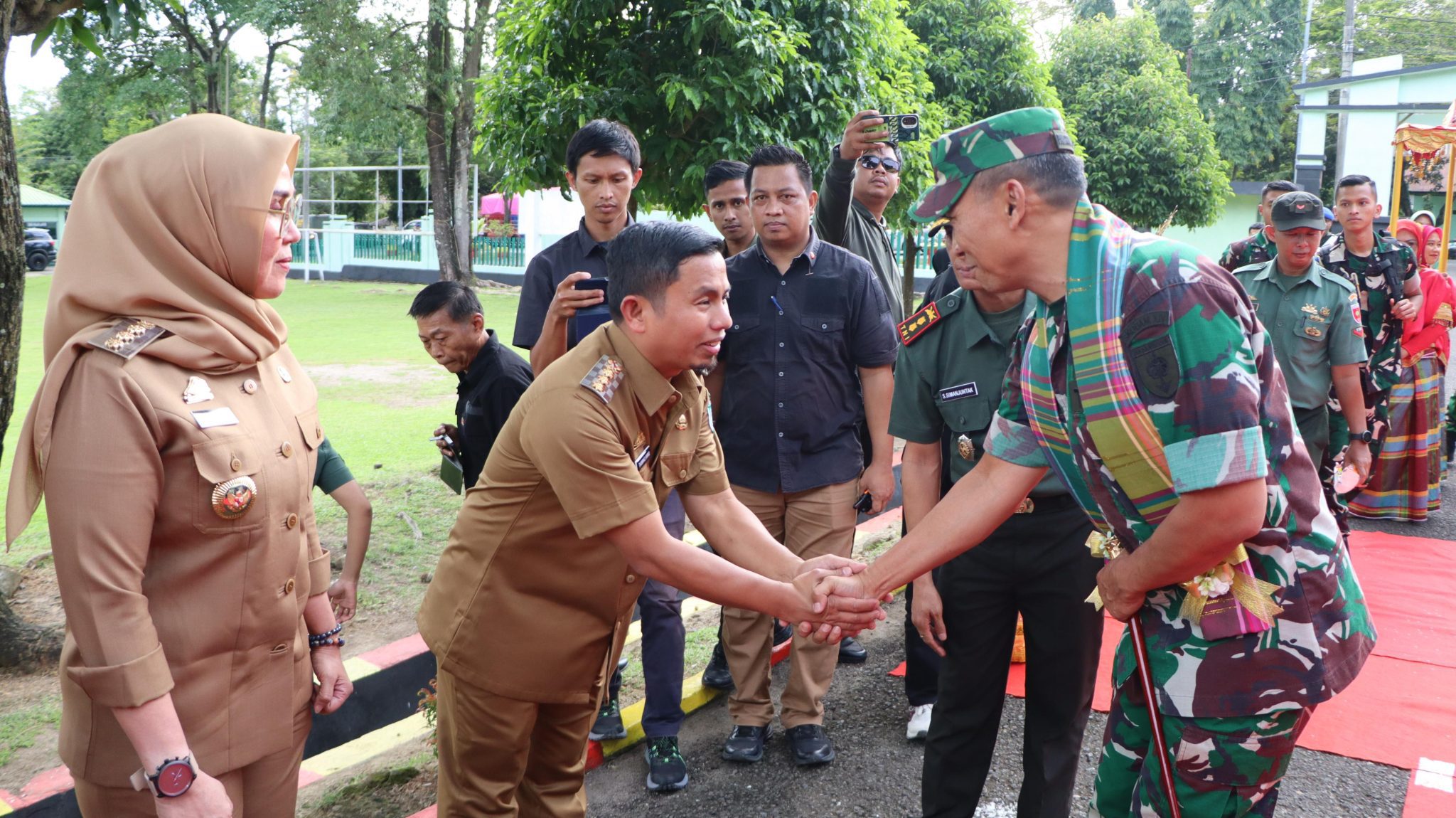 Wali Kota dan Wakil Wali Kota Parepare Sambut Kunjungan Kerja Pangdam di Kantor Kodim 1405 1 Wali Kota dan Wakil Wali Kota Parepare Sambut Kunjungan Kerja Pangdam di Kantor Kodim 1405