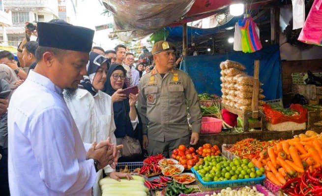 Gubernur dan Wakil Gubernur Sulsel Turun Langsung ke Pasar Terong Pantau Harga Sembako