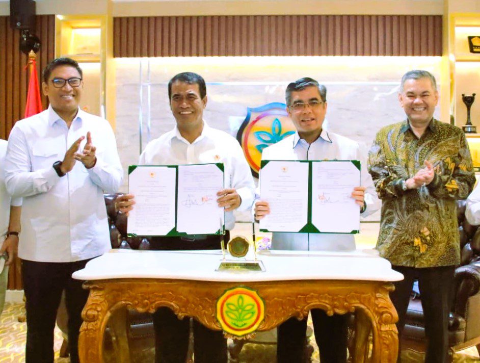 Mentan Amran dan Menaker Yassierli Teken MoU untuk Siapkan SDM Pertanian Modern