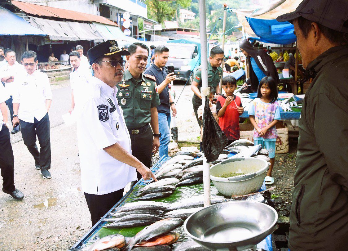 Pastikan Harga Stabil, Bupati Zadrak Cek Harga Sembako di Pasar Sentral Makale
