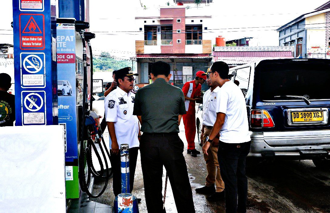 Pastikan Harga Stabil, Bupati Zadrak Cek Harga Sembako di Pasar Sentral Makale
