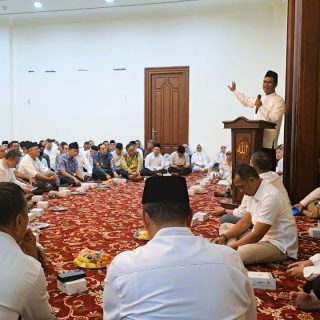 Ribuan Orang Hadir Buka Puasa Bersama IKA Unhas dan Himpuni di Kediaman Mentan Amran 