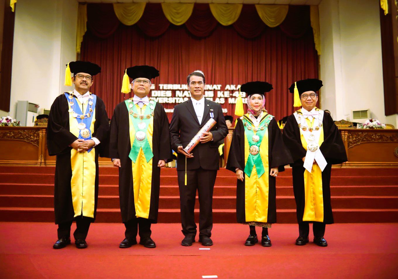 Mentan Amran Raih Penghargaan Tertinggi UNS, Ikuti Jejak BJ Habibie 2 Mentan Amran Raih Penghargaan Tertinggi UNS, Ikuti Jejak BJ Habibie
