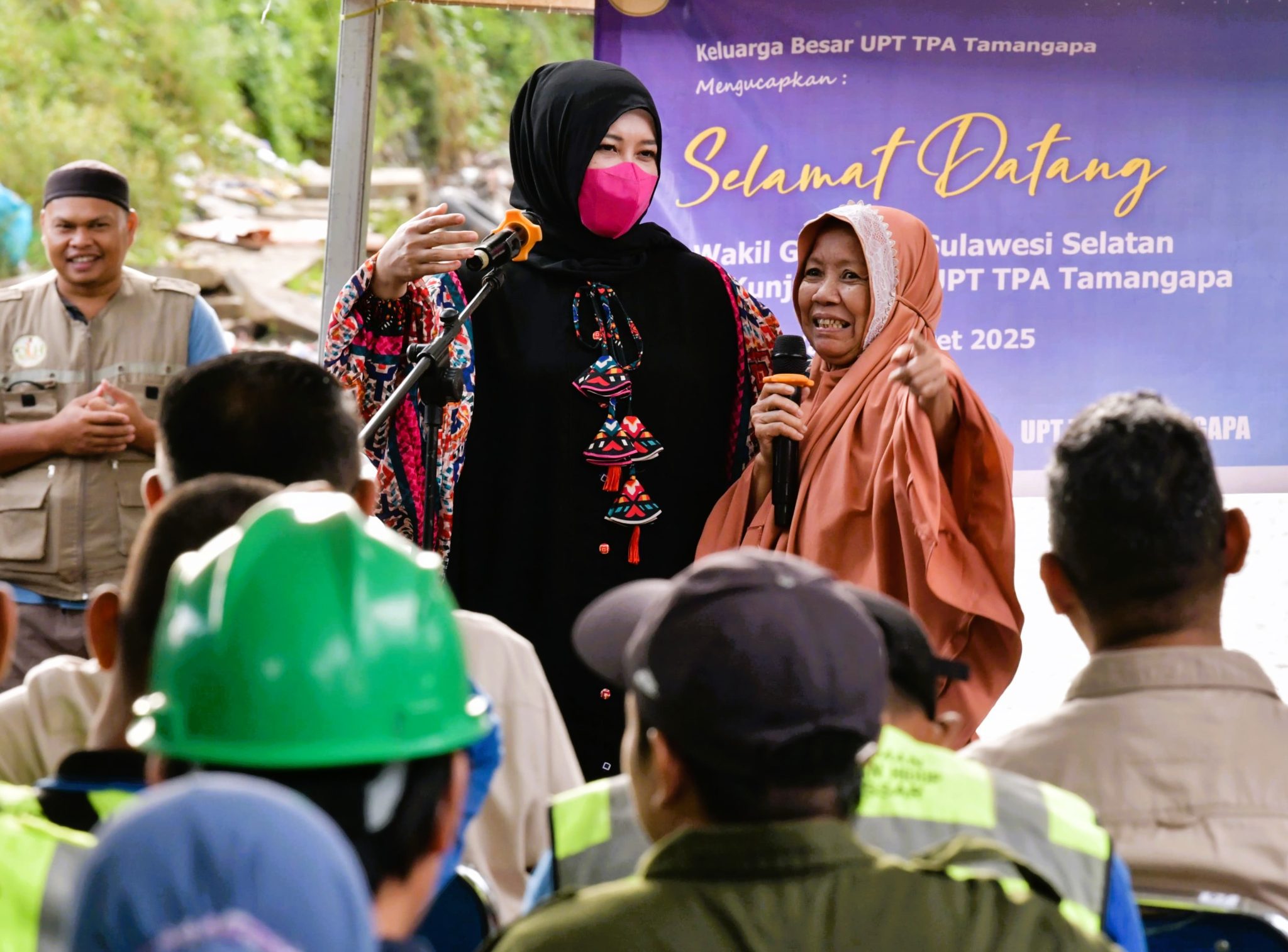 Wagub Sulsel Bagikan Sembako Ramadan untuk Pekerja TPA, Pemangkas Pohon, dan Penggali Kubur