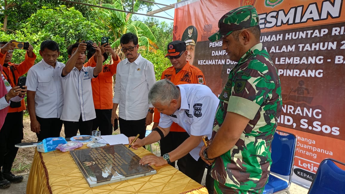 Bupati Pinrang Irwan Hamid Resmikan Risham untuk Korban Bencana di Desa Bababinanga