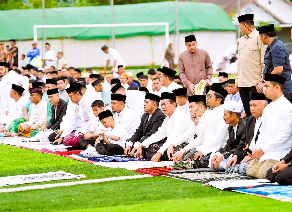 Gubernur Sulsel Hadiri Salat Id di Bone: “Sipakatau dan Sipakalebbi Kunci Kerukunan”