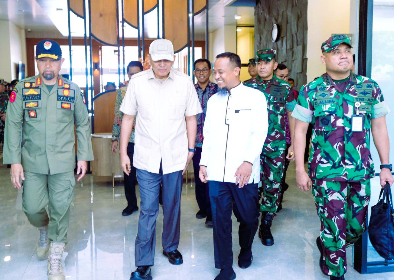 Gubernur Sulsel Sambut Kunjungan Menhan RI di Lanud Sultan Hasanuddin