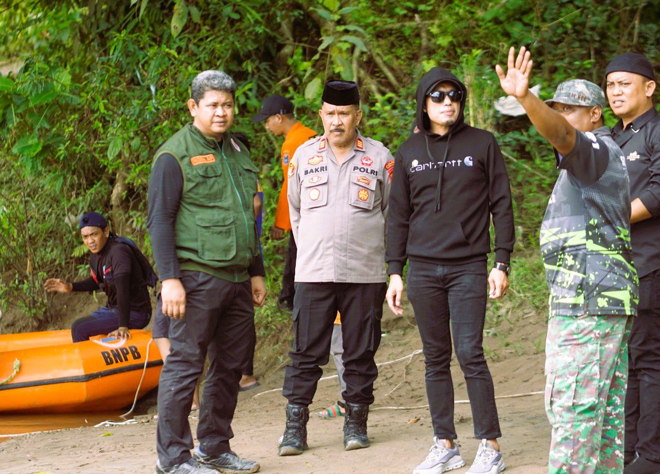 Bupati Enrekang Memantau Pencarian Korban Hanyut di Sungai Saddang