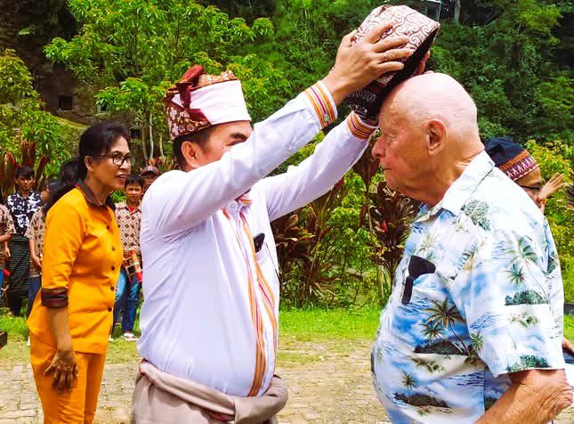 189 Tourist Kapal Pesiar Mewah ‘Scenic Eclipse II’ Kunjungi Kuburan Pahat Lemo, Terpesona dengan Budaya Toraja