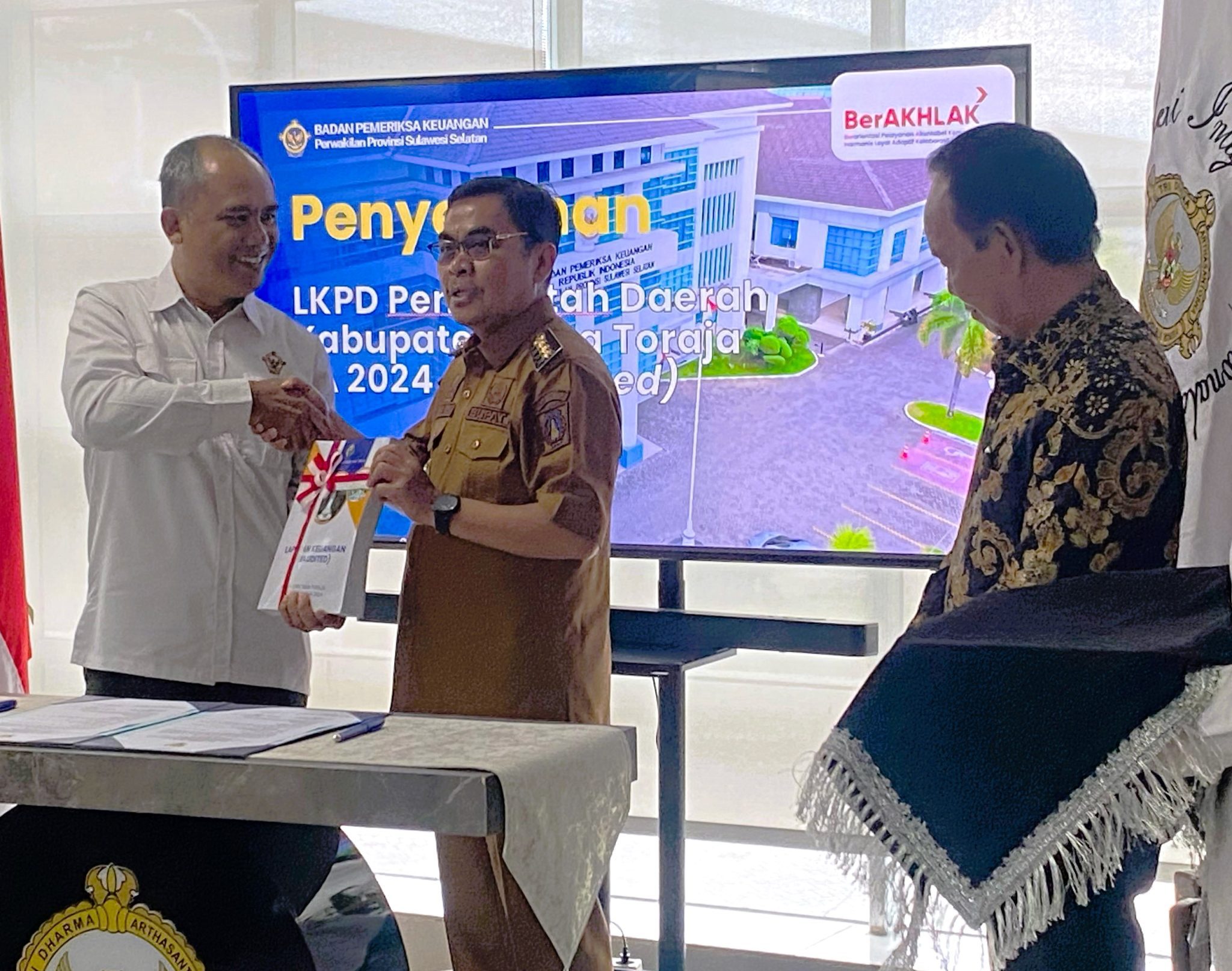 Bupati Tana Toraja Serahkan LKPD 2024 kepada BPK RI Perwakilan Sulsel