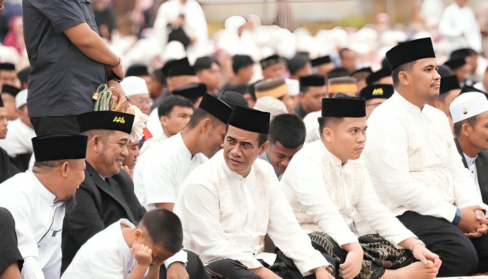 Lebaran di Bone, Mentan Amran dan Istri Didampingi Gubernur Sulsel dan Anggota DPR-RI