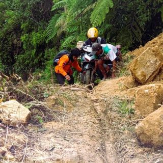 Tanah Longsor di Kecamatan Pana, Mamasa: Puluhan Rumah Rusak, Akses Masih Terisolir