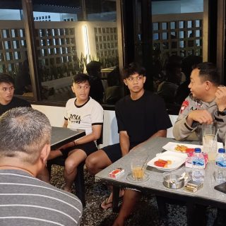 Ketua Askot PSSI Parepare Ngopi Bareng Pemain Malut United, Ahmad Wadil