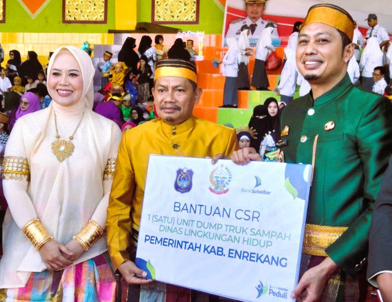 Bank Sulselbar Serahkan Satu Unit Dump Truck Sampah untuk Pemkab Enrekang