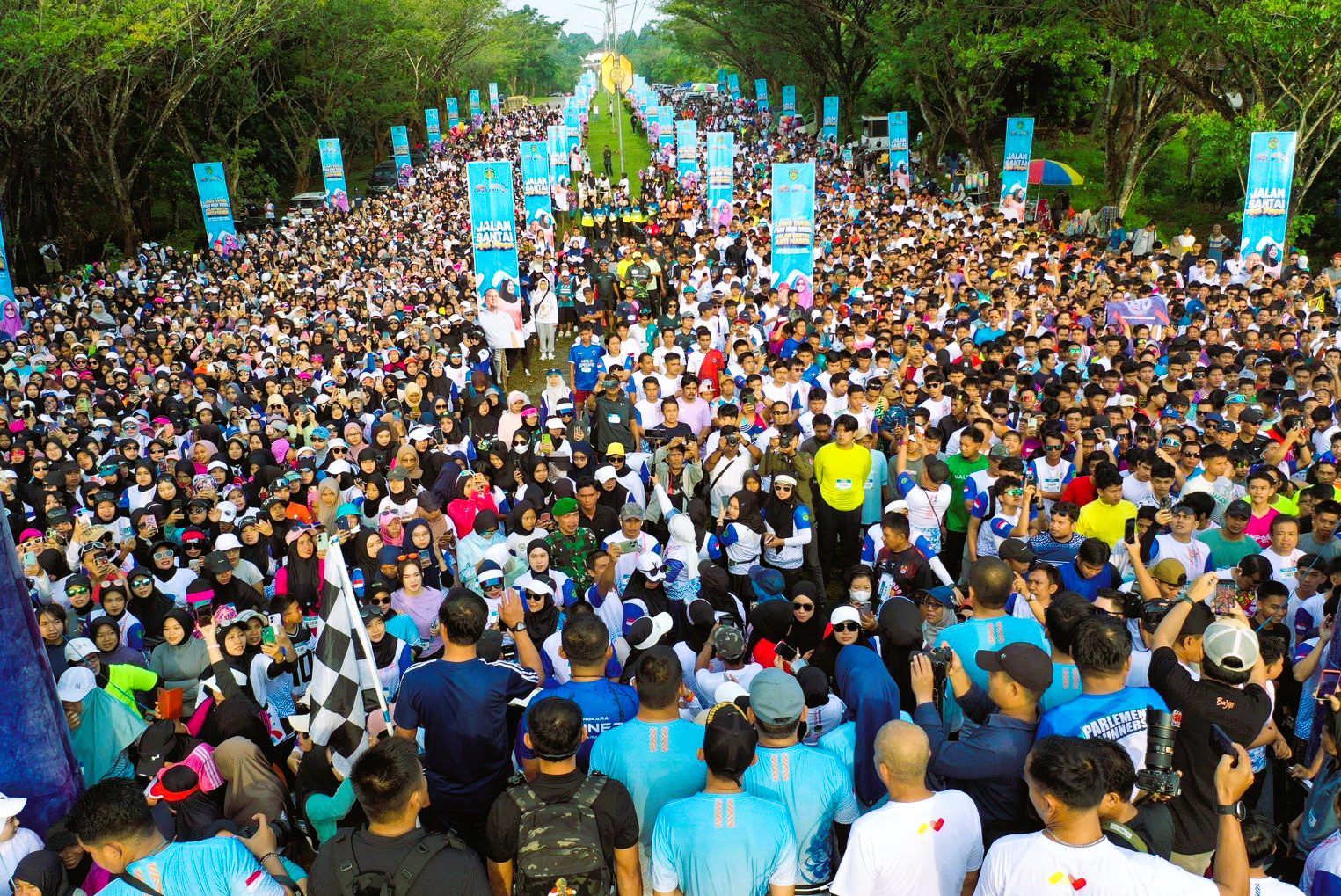 Gubernur Andi Sudirman Jadi Rebutan Swafoto di Fun Run Luwu Timur 2025 2 Gubernur Andi Sudirman Jadi Rebutan Swafoto di Fun Run Luwu Timur 2025