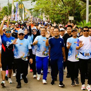 Gubernur Andi Sudirman Jadi Rebutan Swafoto di Fun Run Luwu Timur 2025