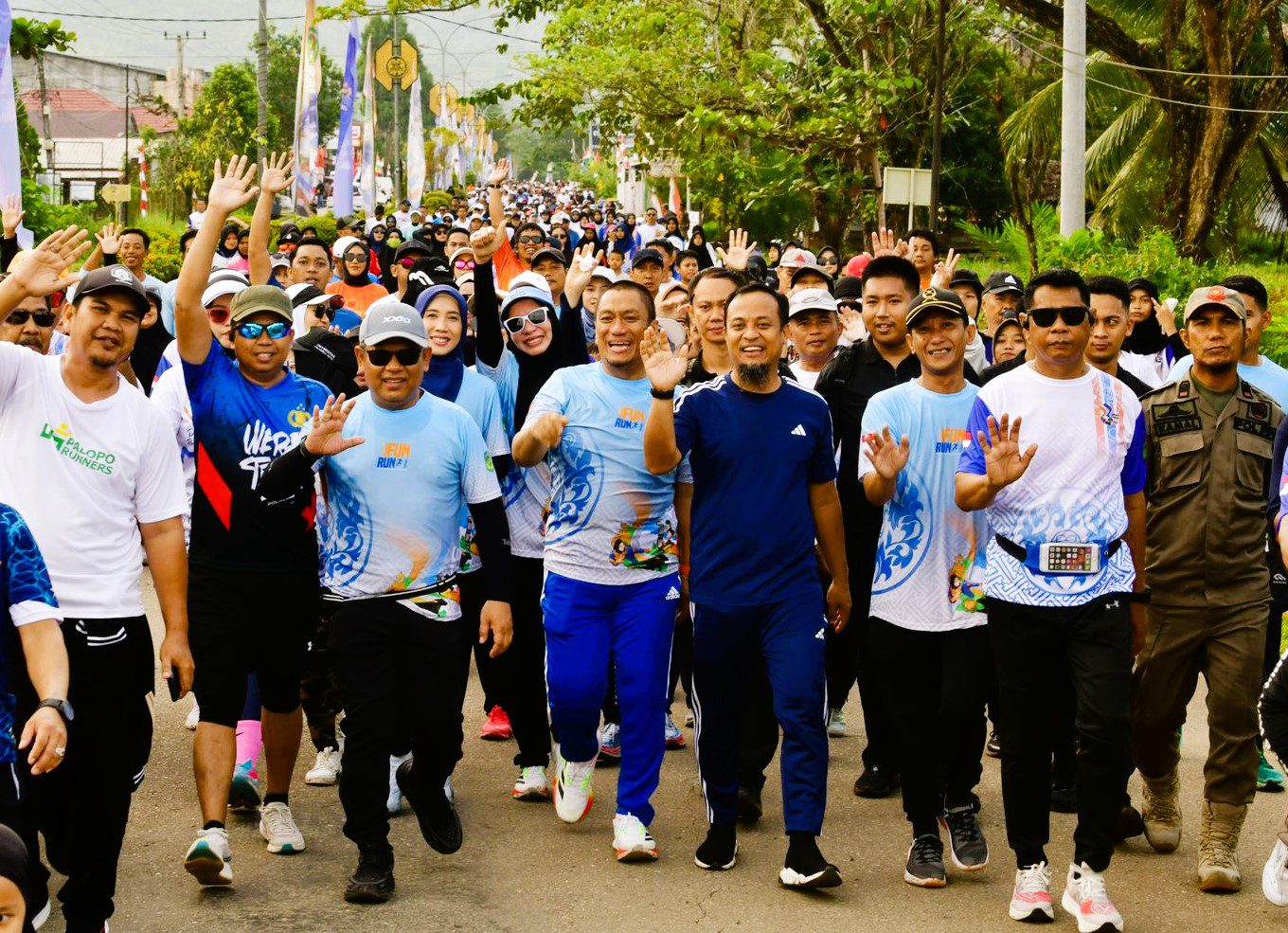 Gubernur Andi Sudirman Jadi Rebutan Swafoto di Fun Run Luwu Timur 2025