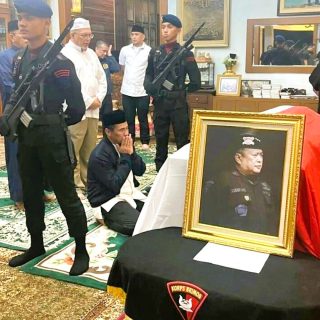 Berduka atas Wafatnya Jusuf Manggabarani, Mentan Amran Melayat Tengah Malam