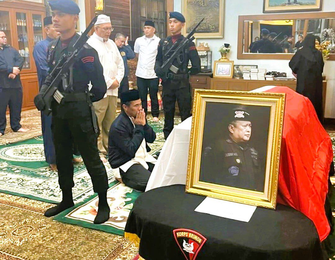 Berduka atas Wafatnya Jusuf Manggabarani, Mentan Amran Melayat Tengah Malam