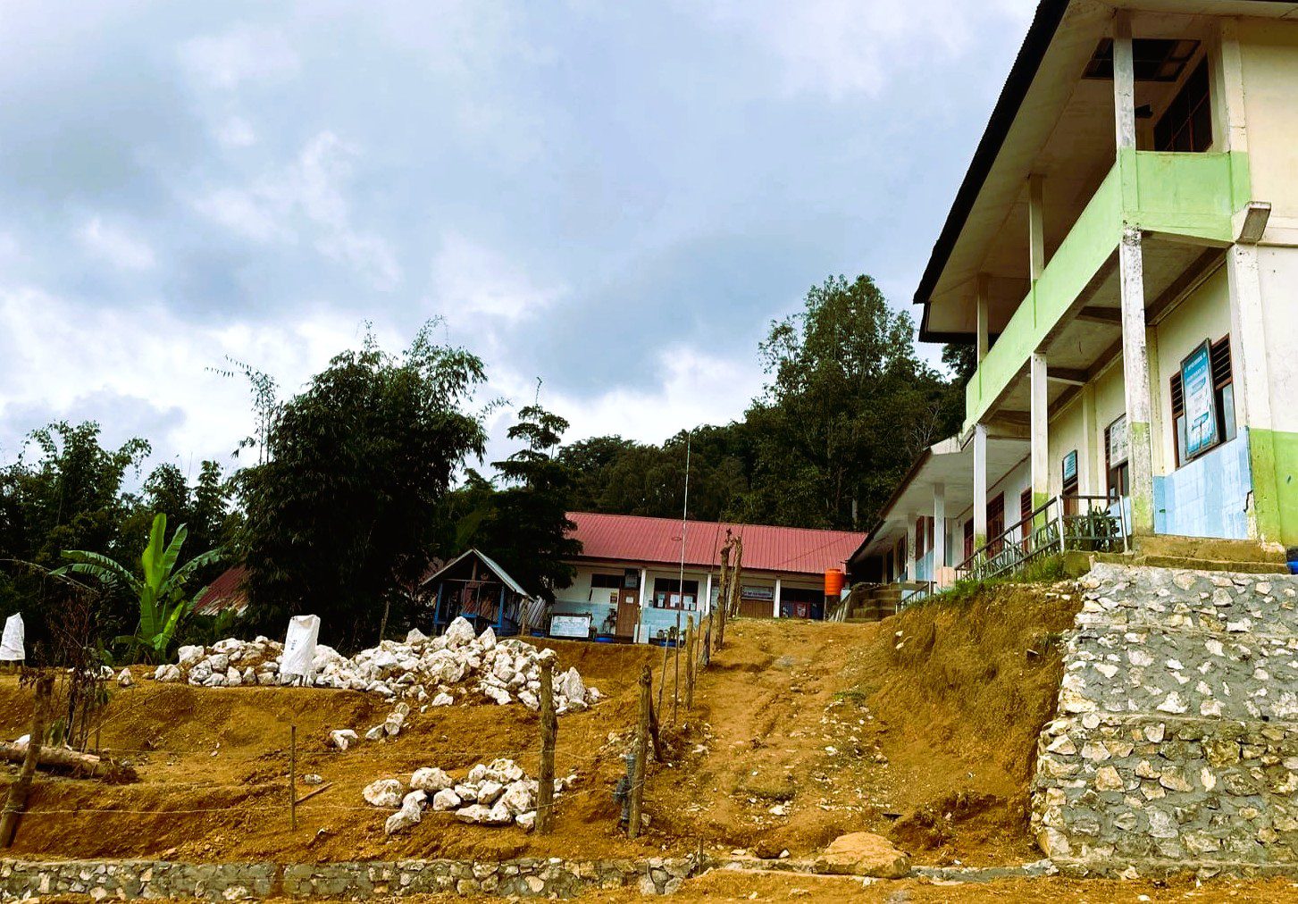 Kesal Tak Diberi Tahu Soal Proyek RKB, Anggota DPRD Tana Toraja Pasang Kawat Berduri di SMP PGRI Mengkendek
