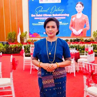 Tampil di Fashion Show Warna Budaya, Ketua Dekranasda Torut Perkenalkan Kain Tenun Toraja