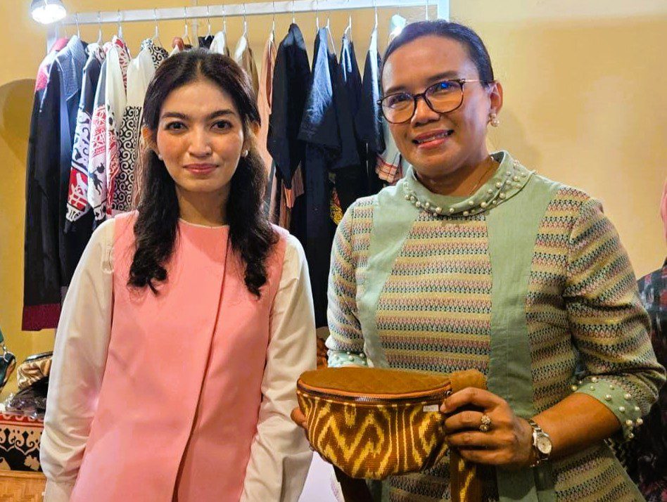 Tampil di Fashion Show Warna Budaya, Ketua Dekranasda Torut Perkenalkan Kain Tenun Toraja
