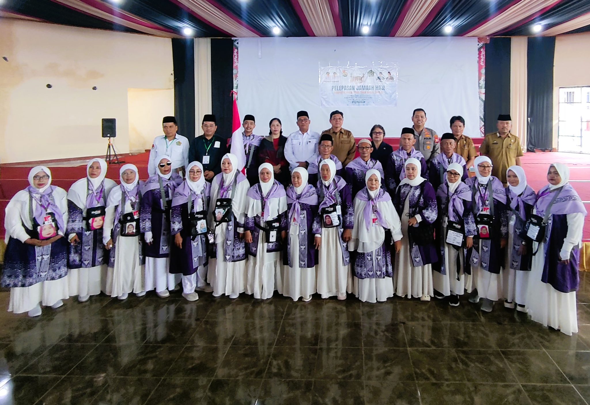 Bupati Toraja Utara Lepas 19 Jamaah Calon Haji Kloter 37 ke Tanah Suci 2 Bupati Toraja Utara Lepas 19 Jamaah Calon Haji Kloter 37 ke Tanah Suci