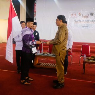 Bupati Toraja Utara Lepas 19 Jamaah Calon Haji Kloter 37 ke Tanah Suci