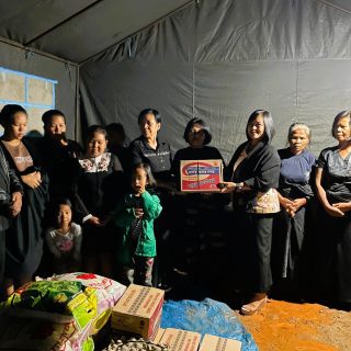 Bupati Mamasa Serahkan Bantuan kepada Pengungsi Terdampak Longsor di Desa Pebassian