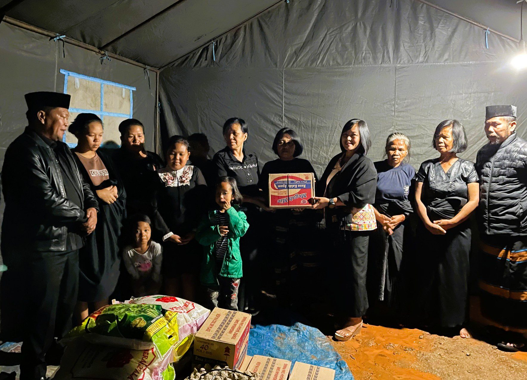 Bupati Mamasa Serahkan Bantuan kepada Pengungsi Terdampak Longsor di Desa Pebassian