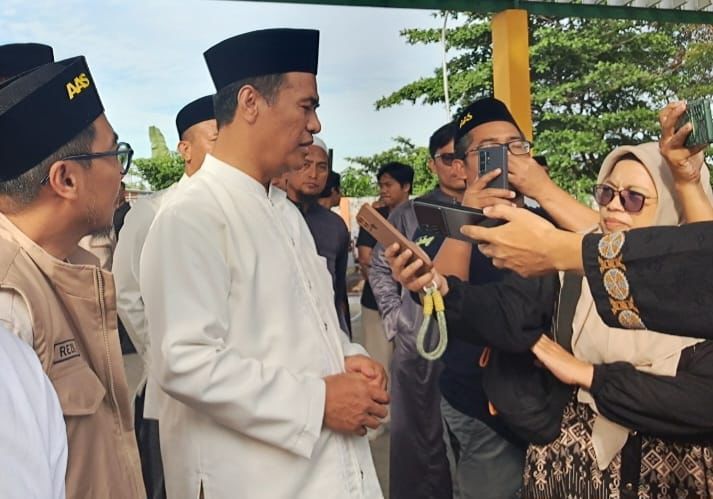 Mentan Amran Bagikan 62 Hewan Kurban dan Tegaskan Komitmen Lindungi Petani