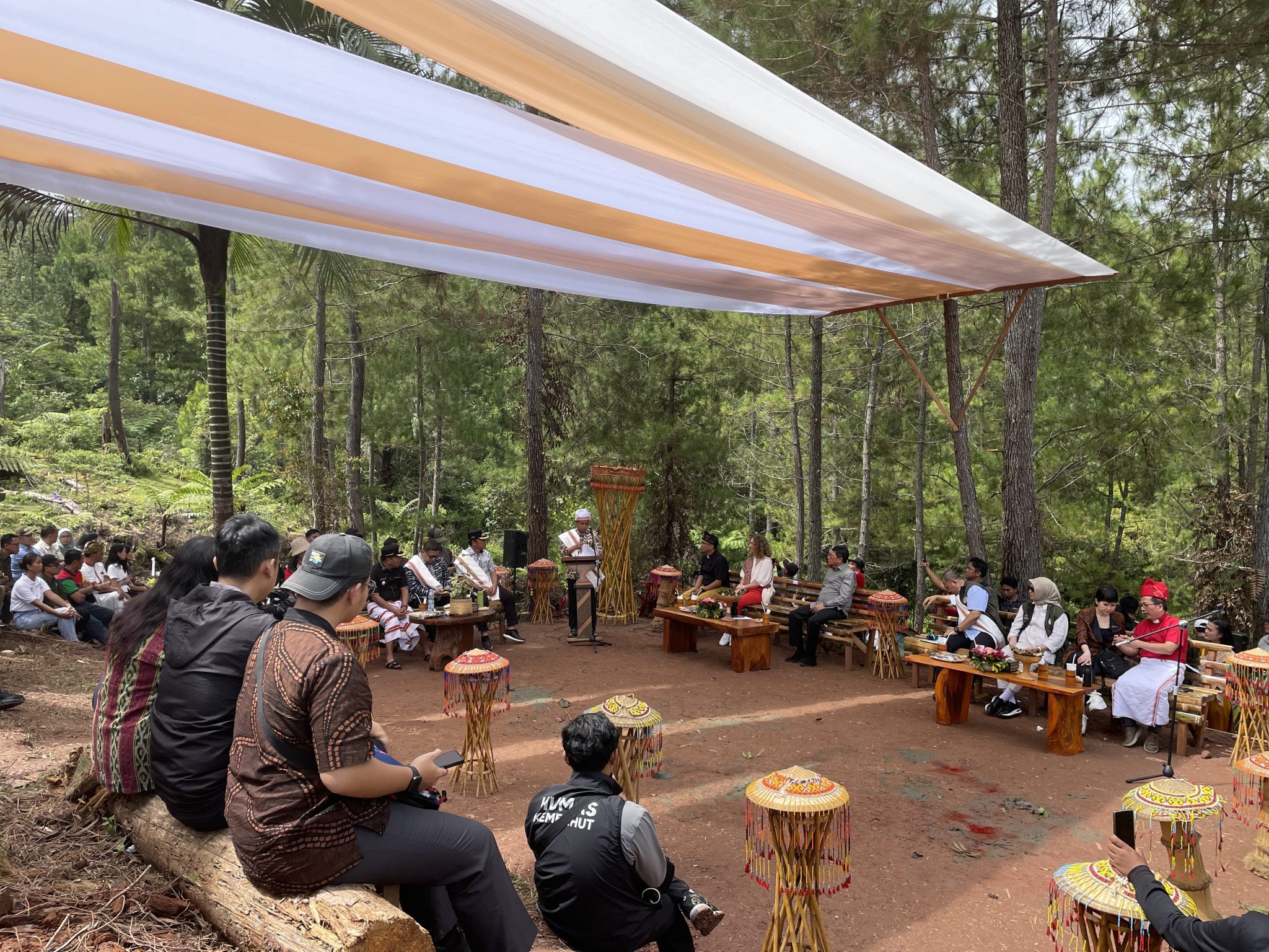 Menteri Kehutanan RI Hadiri Festival Hutan Toraja, Serukan Cinta Lingkungan 3 Menteri Kehutanan RI Hadiri Festival Hutan Toraja, Serukan Cinta Lingkungan