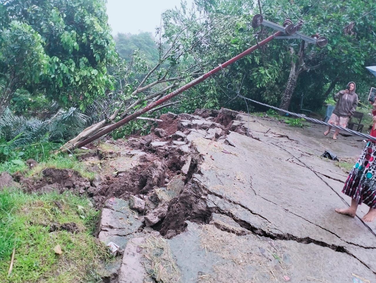 Tanah Bergerak di Dusun Bena’ Tana Toraja, BPBD Sulsel Kirim Bantuan Darurat 1 Tanah Bergerak di Dusun Bena’ Tana Toraja, BPBD Sulsel Kirim Bantuan Darurat