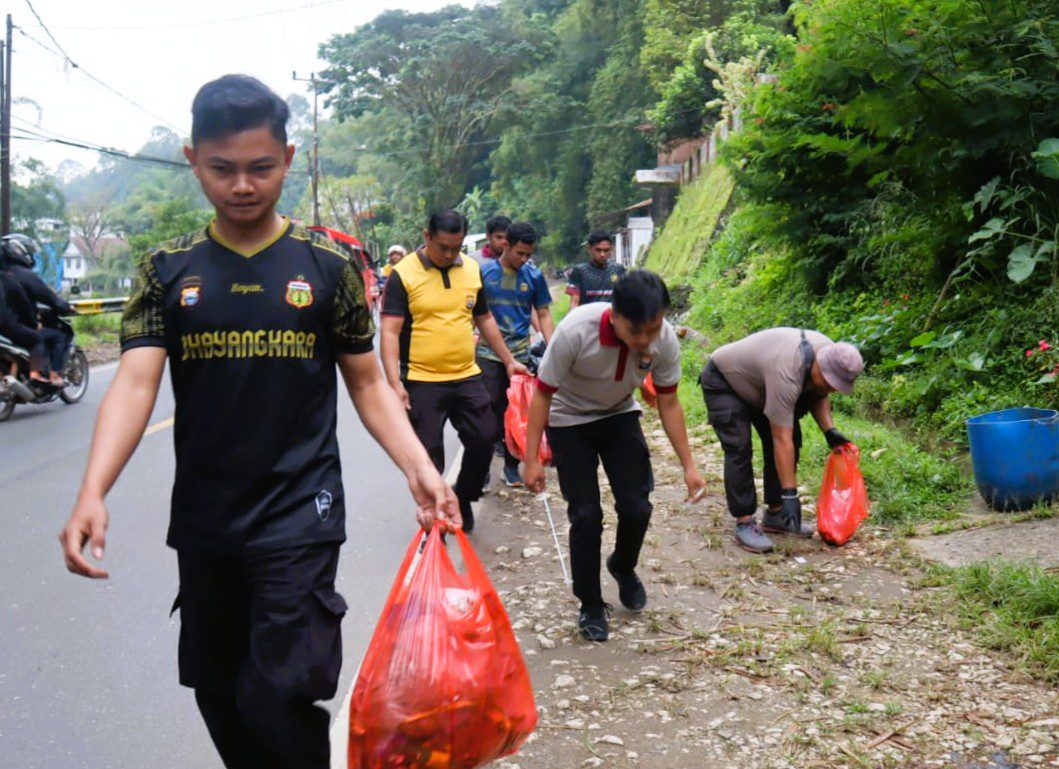 Peringati Hari Lingkungan Hidup, Polisi di Toraja Utara Gelar Aksi Pungut Sampah