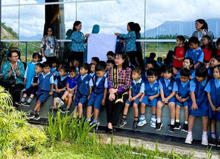 TP-PKK Ajak Anak TK Belajar Sambil Bermain di Perpustakaan dan Bandara Toraja