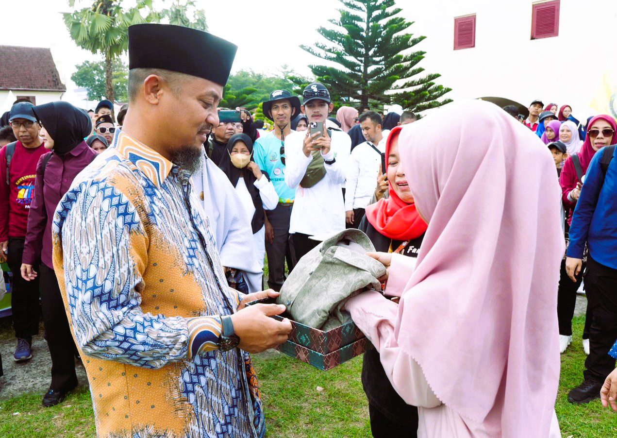 Gubernur Andi Sudirman Berikan Tabungan Khusus Siswa SLB di Sulsel